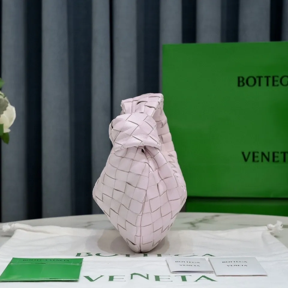 Batch 1120 BV Bottega Veneta's new early spring women's MINI JODIE handbag BV bag 🔥The new method is based on the original rounded corners, knotted with classic woven leather round hobo bag, The most iconic triangular pull-out design, using sheepskin draped soft shape, is super suitable for concave shapes~ Jodie feels really gentle to people, and is definitely the best item for daily matching. It has the same weave, new elements and twists, is compact and versatile, and is the new favorite of street style Internet celebrities! Dimensions: 23x28x8 Model: 6699-1